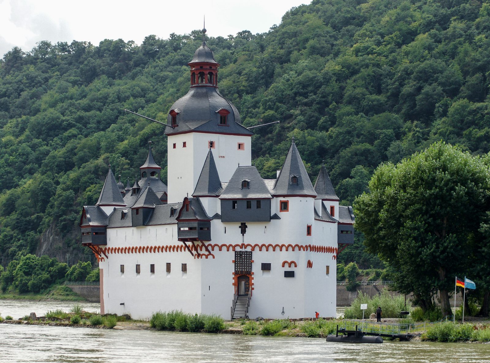 Hrad Pfalzgrafenstein na skalním ostrůvku uprostřed Rýna u Kaubu