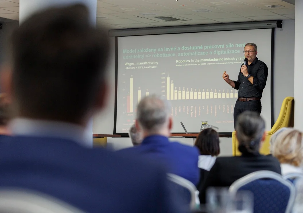 David Navrátil přednáší o ekonomických datech před publikem