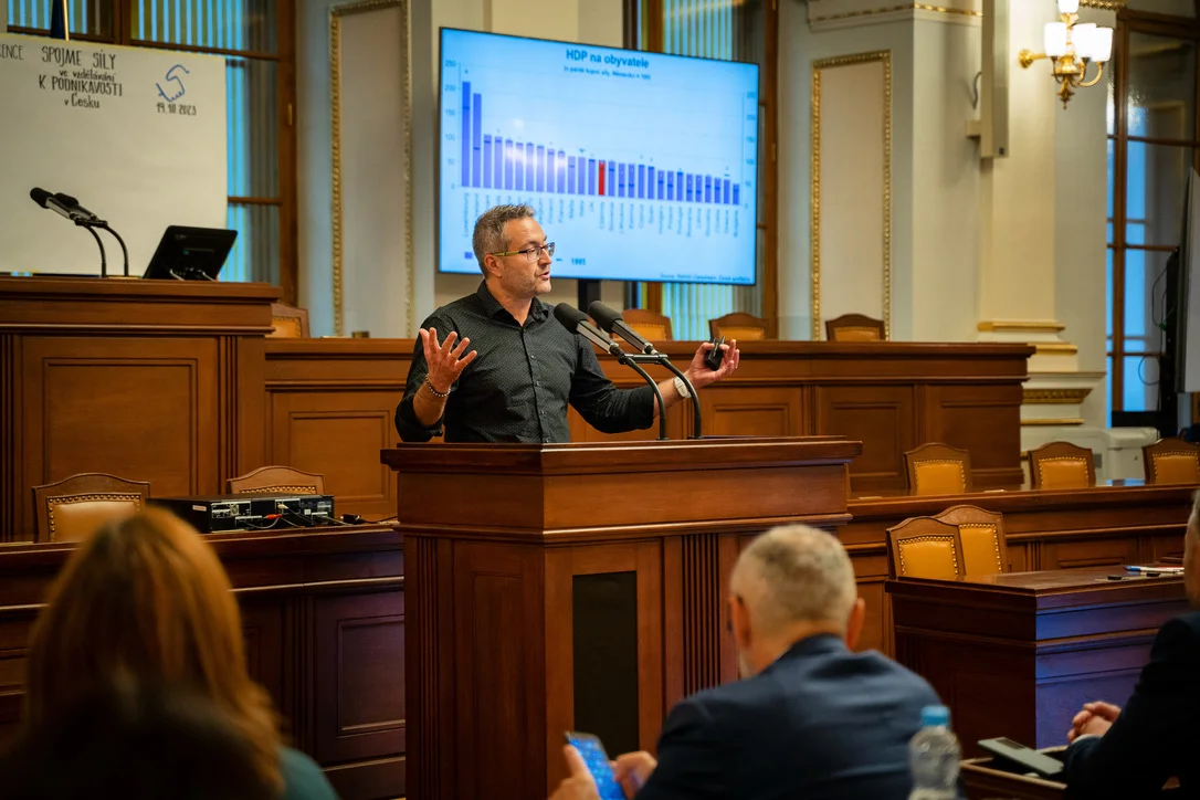 David Navrátil přednáší v Parlamentu ČR s grafem HDP